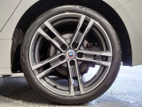 【BMWアロイホイル】軽量かつ強度に拘ったアロイホイル。走行性能ポテンシャルを引き出す設計。車の足元を引き締めてくれる大きなポイントはアロイホイルです。