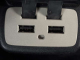 後部座席でもUSB充電可能!
