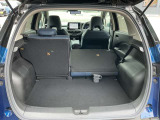 お荷物の量や乗車人数に合わせて使えるリヤシートは、ご覧のように倒すことが出来ますので便利です。