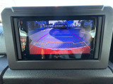 駐車時に後方が映像で確認できます。大型商業施設や立体駐車場での駐車時や、夜間のバック時に大活躍!運転スキルに関わらず、今や必須となった装備のひとつです