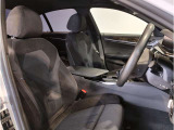 【コックピットシート】BMW車の主役席。車体中央にくる様に配置し車両重心とが一致する事でドライバーと車との一体感あるドライビングを実現。人間工学に基づき形成した形状が長時間のドライブ疲労も軽減します!
