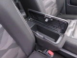 運転席と助手席の間には、蓋付きタイプのコンソールボックス。肘掛けにもなるので、便利です。