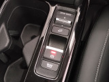ブレーキホールド付き電子制御パーキングブレーキを採用!ブレーキホールドは、停車中にブレーキペダルを踏み続けなくてもブレーキを保持する機能で、信号待ちや渋滞時に役立ちます。