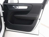 運転席ドアの全景です。キャビンを彩るすべてのものに、機能を形にした美しさが備わっています。