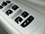 パワーチャイルドロック。ボタンを押すだけでチャイルドロックとリアウインドの操作ができなくなります。