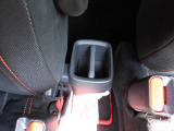 運転席と助手席の間には、後席からも使用できるコンソールポケットがあります。