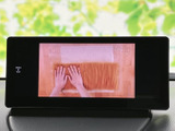 停車中にテレビ番組などの映像を視聴でき、待ち時間を過ごす際にも活用できます。画面に映像が表示される装備で、休憩時に車内でくつろぎたい方にも便利です。