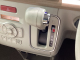 インパネシフトを採用しているので、前席の足元も広々としています。運転席と助手席の行き来もスムーズです!