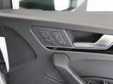 シートの高さ、前後、角度、リクライニング機能の電動調整可能。運転席とドアミラーなどのポジションを記憶し、ボタン操作だけでセットされたポジションを自動的に再現する2プリセット分のメモリー機能が付きます