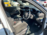 運転席は使用感少なく綺麗です。