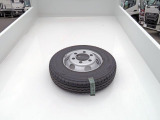 タイヤが荷台に積載されています。