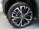タイヤサイズは215/50R16です。