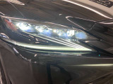 【三眼LEDヘッドライト】とにかくカッコイイ。スタイリッシュな見た目の三眼LEDヘッドライトを装備♪スタイルだけでなく、夜間の走行も視界良好で安心してお乗りいただけます