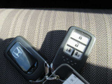 スマートキー装備車です☆ポケットに鍵を入れたままでも開閉ができます☆☆ホンダオートディーラーホンダ専門店♪TEL06-6744-2222☆