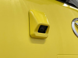 【バックカメラ】 駐車時に車両後方の様子を見ることができるので、運転の不安を軽くします。