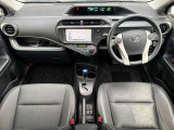 運転席廻りの画像です。操作スイッチ類もキレイな状態です。専門のスタッフが内外装を清掃・きめ細かい箇所までクリーニングしています