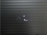 【ヘッドアップディスプレイ】ヘッドアップディスプレイ(HUD)とは、フロントガラスやガラス板にナビや道路情報を投影することで、運転に必要な情報を視点を外さずに確認できる機能です。