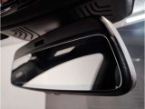 BMWではルームミラーの裏側にETCの車載器が内蔵されており、別途で車載器の購入必要なしで非常にスマート。皆様が驚かれるポイントのでもあります
