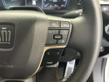 前方の車との車間を設定し、スピードを上げたり緩めたりを自動で行ってくれる追尾式の「レーダークルーズ」。上級装備の一つです!高級車にしかつかない嬉しい機能です。