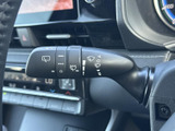 表示がレバー上にまとまり、操作に必要な情報を確認しやすい仕様です。運転席から手の届く位置にあり、天候に合わせて使う機能を扱いやすく、日常の運転をしっかりサポートします。