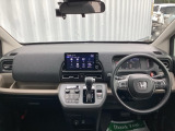 運転席周りです。カップホルダーや小物の収納などは必須ですよね!!使い勝手の良いつくりになっております!!
