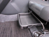 助手席シートアンダートレイ。車内の掃除道具など車には乗せておきたいけど見えるところには置きたくない物の収納にぴったり。