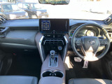 運転席まわりは視線を前方へ向けやすい配置で、メーターや中央の画面も確認しやすい印象です。シートや足元にゆとりがあり、日々の移動を落ち着いて過ごせる室内空間です。