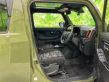 運転席まわりは視界が開け、前方や左右の確認がしやすい印象です。柄入りのシートと落ち着いた内装色でまとまり、毎日の乗り降りも心地よくお使いいただけます。