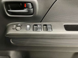 【運転席ドアスイッチ回り】パワーウィンドー[ロック機構]・電動格納式リモコンドアミラースイッチがまとまっているので操作しやすいです。