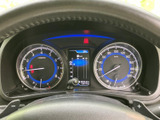 速度やエンジン回転数などの情報がメーターにまとまり、運転に必要な表示を確認しやすい配置です。中央のディスプレイにも情報が表示され、走行前後の確認をスムーズに行えます。
