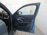 BMWはすべての窓がオートウインドウで操作できます。ドアミラーも電動での格納はもちろん、後退時には助手席ミラーが下を向く機構が備わっています。