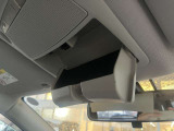 運転席の上にメガネを入れるのに便利な小物入れ付き