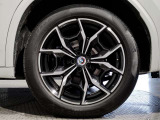 【BMWアロイホイル】軽量かつ強度に拘ったアロイホイル。走行性能ポテンシャルを引き出す設計。車の足元を引き締めてくれる大きなポイントはアロイホイルです。