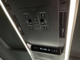 機能性・収納性を両立するスマートな天井♪各種スイッチ類を車両センターに集約。後席のどこにいても操作可能です(^^♪
