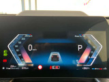 BMWのメーターパネルは選曲や、ラジオのチャンネルなども表示可能です。運転中に目線が泳ぐことなく、安全で疲れにくいです。