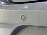 フロント、リアバンパーには障害物への接近をアラーム音で知らせてくれるパーキングセンサーが装着されています。
