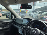 運転席からの視界も良く運転しやすいクルマです。フロントは、UVカットグリーンガラス、フロントドアは、UVカット断熱グリーンガラスです。紫外線から守ります。