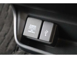 USBオーディオ用ソケットがついていますので携帯電話などを接続すれば音楽等の再生が可能です!