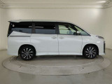 両側パワースライドドア付きだから、狭い駐車スペースなどでの 乗り降りラクラク!小さなお子さまのいるご家庭には嬉しい装備。