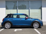 オリジナルサービスもついたMINI自動車保険も取り扱っております。MINI自動車保険にご加入いただくと、万一のトラブルを24時間365日サポートするエマージェンシー・サービスの〈プレミアム〉をご利用いただけます。