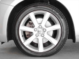 アルミホイールは17インチを装備 シンプルな7スポークながらも彫刻的なラインが刻まれたホイールは、光の当たり方によって立体的な印象を感じさせます