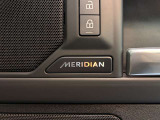 【MERIDIANサウンドシステム】精密なデジタル技術を用いて、車内で臨場感あふれるオーディオ体験を提供します。澄み渡った高音から迫力ある重低音まで鮮やかに再生します。