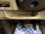 【運転席アンダートレー】タオル等置くのに便利