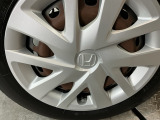 過度な装飾のない、純正ならではの統一感。足元が整うことで、車全体のシルエットがより一層引き立ちます。ありのままの良さを大切にしたい方に。
