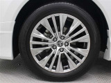 19インチアルミホイール(スーパークロームメタリック塗装)が装着されています。タイヤサイズ225/55R19