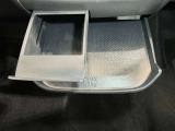 引き出し式のトレイとカップホルダーが付いているので便利です♪