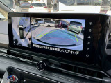 アラウンドビューモニターは車の全方位をカメラで映しだして障害物や人を確認、周りの状況を確認しながら安全に駐車できる便利な装備になります。