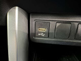充電用USB端子付き。スマートフォンなどの充電に便利です。