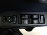 パワーウィンドウスイッチで運転席から全席の窓の開閉ができます。