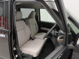 手荷物の多い女性には嬉しいベンチシート。運転席から助手席への移動も楽ちんですよ。